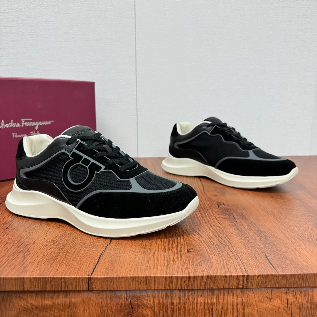 [Ferragamo] Top P: 720💰 Size: 39~44 (38 45 custom-made, non-returnable) Ferragam/Ferragamo Cancini buckle men's low-top casual shoes Spring and summer official website synchronized new thick-soled versatile sports shoes for men This urban-style casual shoe boldly combines a variety of fabrics, cleverly using high-tech mesh fabrics and smooth leather to create a unique high-end look, with side dropouts Cancini buckle, padded collar and tongue, and eye-catching lightweight rubber sole make the design even more sophisticated! The perfect blend of style and comfort. , the shoe body is outlined with exquisite lines, embellished with iconic elements, and equipped with comfortable sole technology to boost your pace. Whether you are walking on the street or exercising, you can show your extraordinary charm. Item number: F688525 Black.